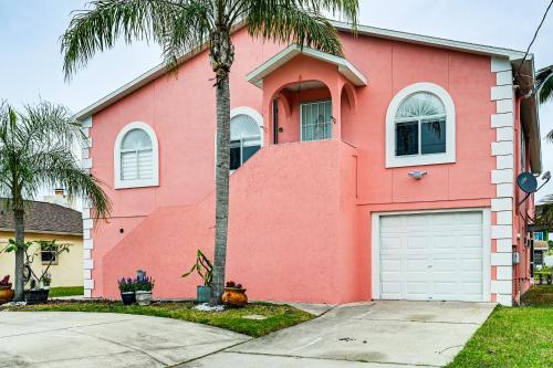 Canal-Front Home with Boat Dock and Lanai in Hudson in 哈德森