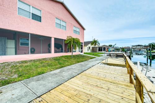 Canal-Front Home with Boat Dock and Lanai in Hudson in 哈德森