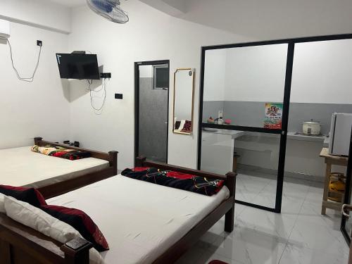 1 king bed, 1 double bed