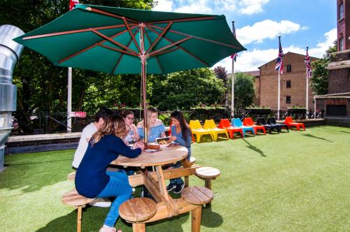 Terraza/balcón, RestUp London hostal (RestUp London Hostel) in Londres