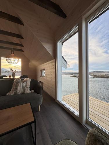 Ny rorbu med fantastisk havutsikt - rett ved vannet - inntil 6 personer