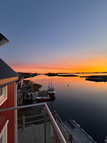 Ny rorbu med fantastisk havutsikt - rett ved vannet - inntil 6 personer