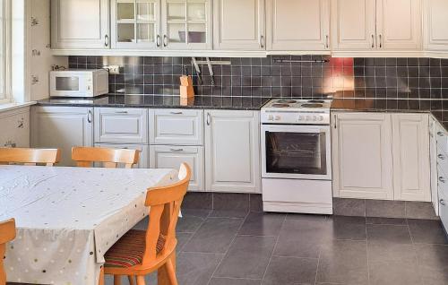 virtuve, 3 Bedroom Stunning Home In Vanse in Borhaug