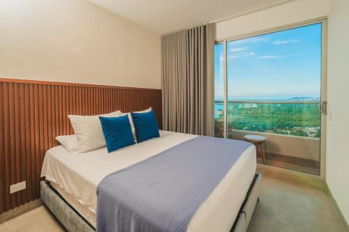 Apartment on the 21st floor, ocean and Sierra views