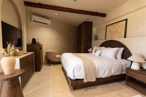 Double or twin room, deluxe, city view