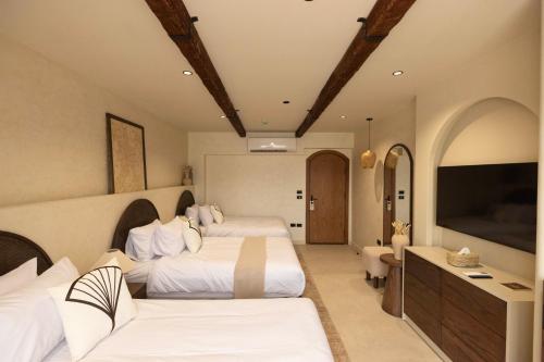 Triple room, city view, 3 beds