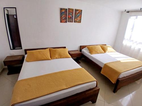 2 queen beds