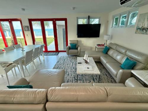 Beachfront Spacious Luxury Villa Private Pool in Plaja Fortuna
