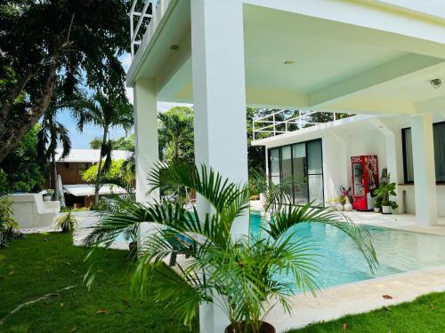  Villa Portofino. Beach house in Natipuan