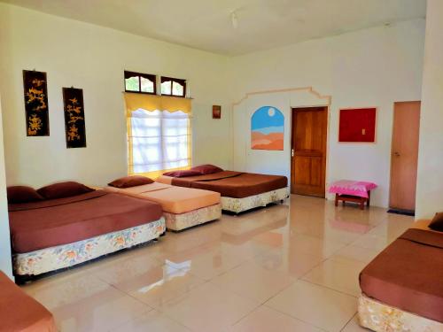 3 king beds, 3 twin beds