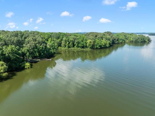 Cool Goose Landing Private Dock Large Deck Game Room 61 - image 3
