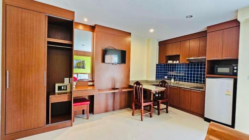 room detail thumbnail 1