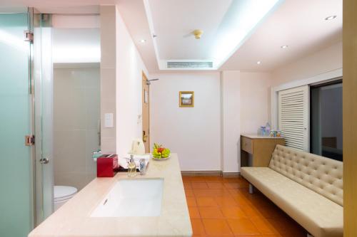 room detail thumbnail 2