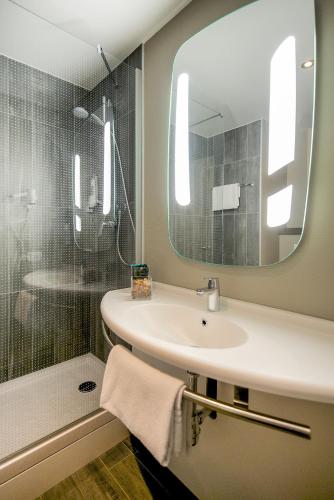 Hotel Mermoz Paris Le Bourget – La Courneuve, CA