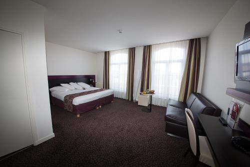 1 king bed, 1 sofa bed