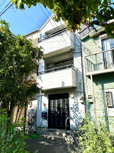 Vue extérieure, 横浜中華街,元町,山手エリア観光に最適,静かで62平米快適な一軒家,鎌倉へも好アクセス! (横浜中華街,元町,山手エリア観光に最適,静かで62平米快適な一軒家,鎌倉へも好アクセス!) in Motomachi