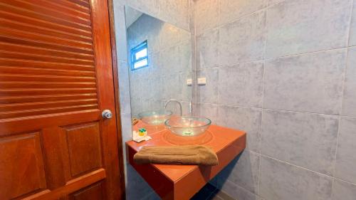 Shower, Baan Phu Chalong Place near Chaithararam Temple (Wat Chalong)