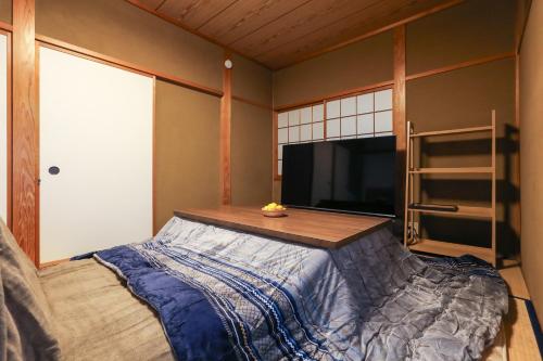 1日1組限定の貸切の民泊です 全館禁煙です 屋外喫煙所無し 間取りは2LDkです 2階部分だけを貸し出してます 1階は立ち入りできません 11月27日から翌年の3月31日までコタツを設置しています