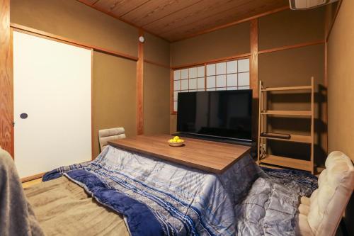 1日1組限定の貸切の民泊です 全館禁煙です 屋外喫煙所無し 間取りは2LDkです 2階部分だけを貸し出してます 1階は立ち入りできません 11月27日から翌年の3月31日までコタツを設置しています