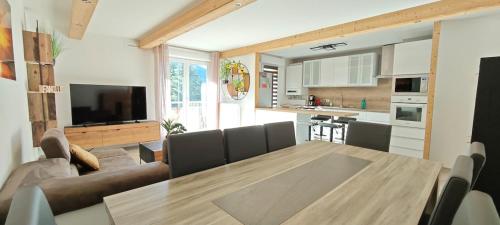 Shared lounge/TV area, 10 couchages, proches station les Arcs, la Rosiere near Maison des Artisans