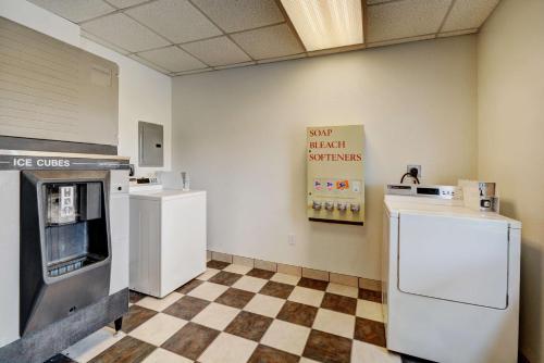 Motel 6-Seekonk MA - Providence East - image 9