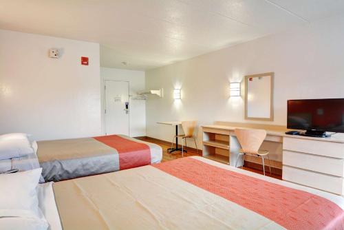 2 queen beds