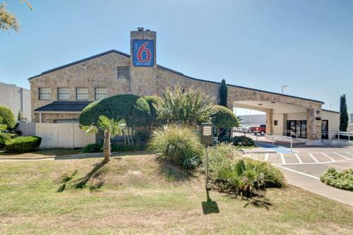 Motel 6-Dallas, TX - Forest Lane in Dallas, USA