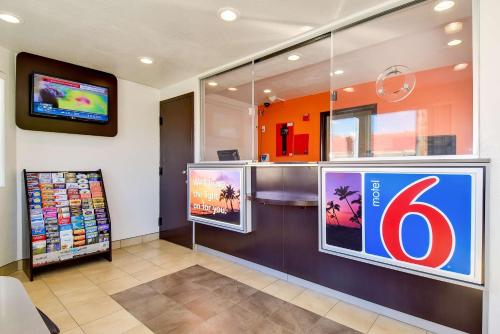 Motel 6-Riverside, CA - South