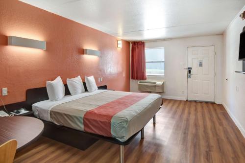 Motel 6-Dallas, TX - Forest Lane in Dallas, USA