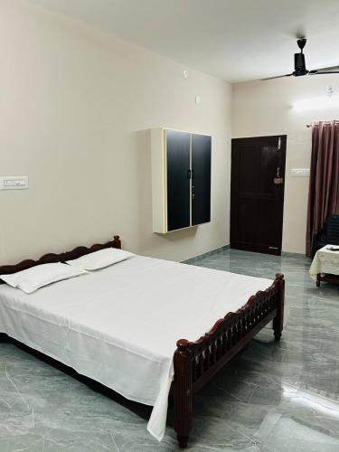 Cosy Stays 2 Adjacent Apartments in Irinjalakuda - image 3
