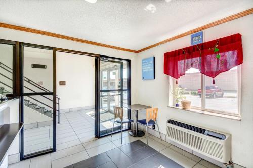 Motel 6-Wichita KS - image 8