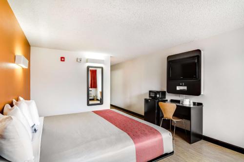 Motel 6 Carson, CA Room Type - 1 King Bed | Mobility Accessible| Tub |Non-Smoking | Micfridge |Outdoor Pool Motel 6 Carson, CA Room Type - 1 King Bed | Mobility Accessible| Tub |Non-Smoking | Micfridge |Outdoor Pool