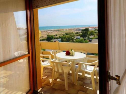 Elegant apartment near the beach