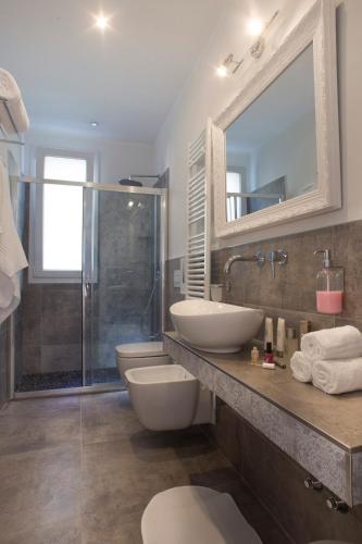 White Suite & Apartments - image 12
