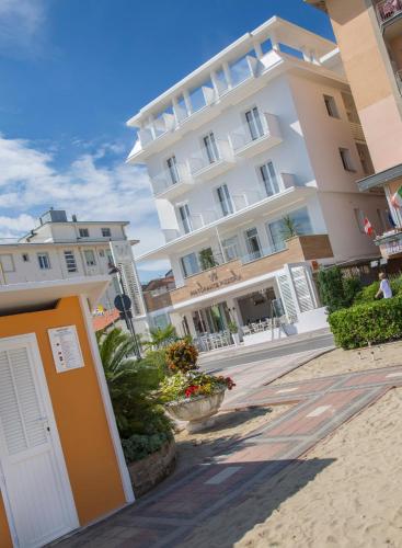 White Suite & Apartments - image 10