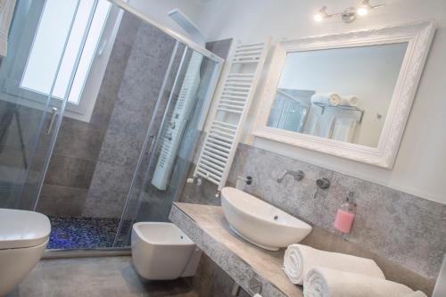 White Suite & Apartments - image 4