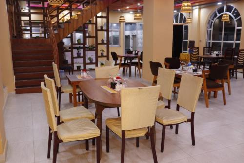 레스토랑, Rato Gurans Resort And Training Center Pvt Ltd in 마하칼리