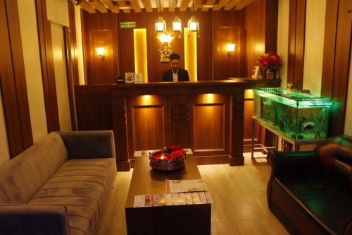 로비, Rato Gurans Resort And Training Center Pvt Ltd in 마하칼리