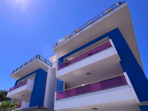 Sunny retreat near the sea-Beahost