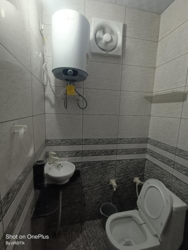 Hotel Madhuram 450 Mtr Ringus Railway STN - image 4