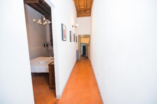 Roomy and elegant apartment by Piazza Pitti - image 8