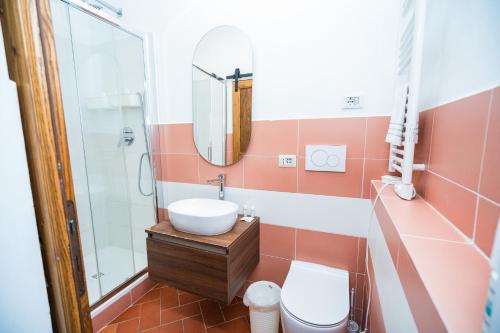 Roomy and elegant apartment by Piazza Pitti - image 4