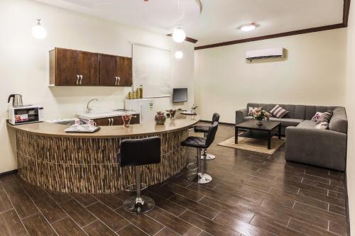 Kitchen, شقق منازل السفراء للشقق المخدومة in Yanbu
