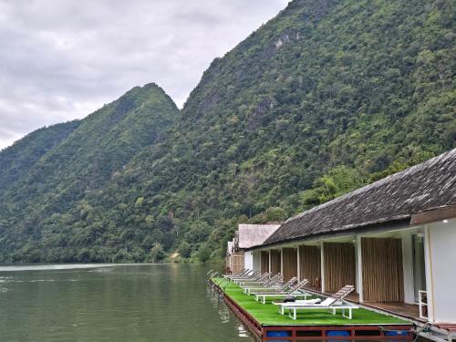 Ou river house resort in Nong Khiaw