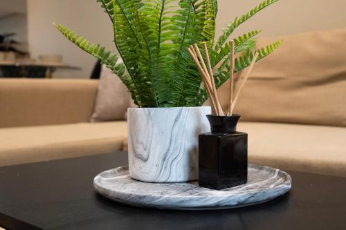 Stylish 2BR Retreat - Sleeps 6 - Central Chatham in גילינגהם