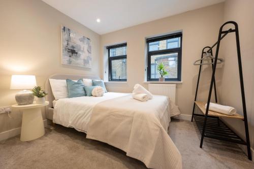 Stylish 2BR Retreat - Sleeps 6 - Central Chatham in גילינגהם
