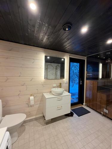 Modern VillaJoenhelmi with jacuzzi and sauna in Куусамо