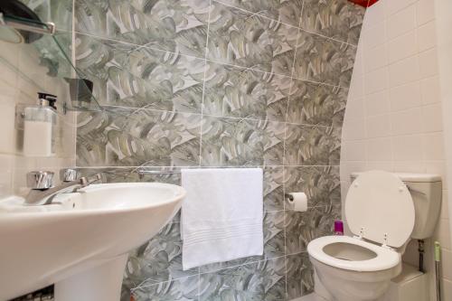 Stratfords Guesthouse – East London, IA