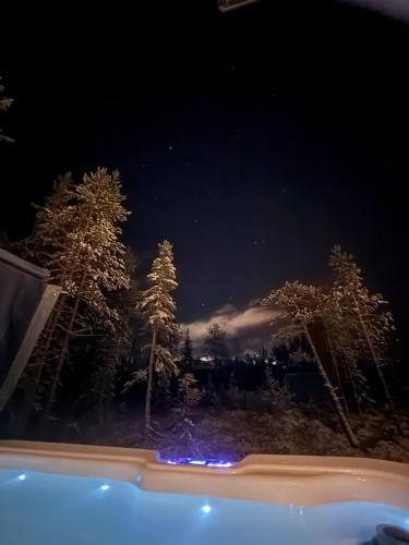 Modern VillaJoenhelmi with jacuzzi and sauna in Куусамо