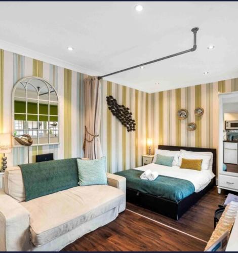 Between Piers, the stylish studio flat in Cannon place
